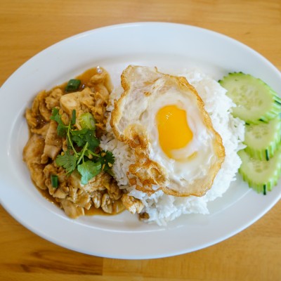 Khao Gai Kratiam with Fried Egg Rice Plate