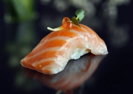 Salmon Nigiri (2 pcs)