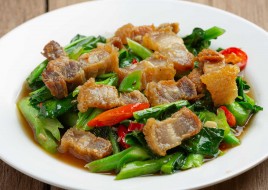 Kale Crispy Pork ( kana moo krob)