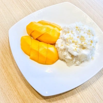 Sweet Sticky Rice with Mango (SEASONAL)