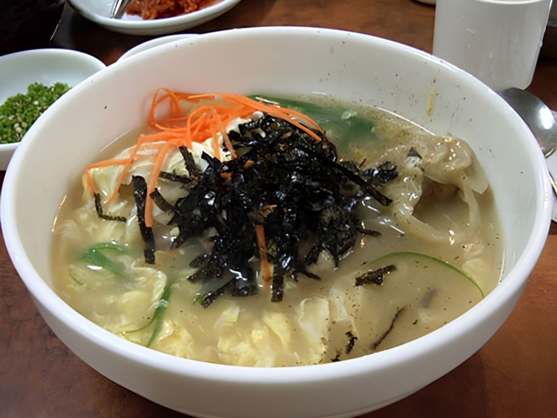Dumpling and Sliced Rice Cake Soup (떡만두국)