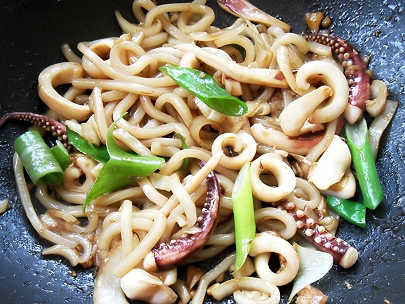 Spicy Squid w/Plain Udon (오징어우동볶음)