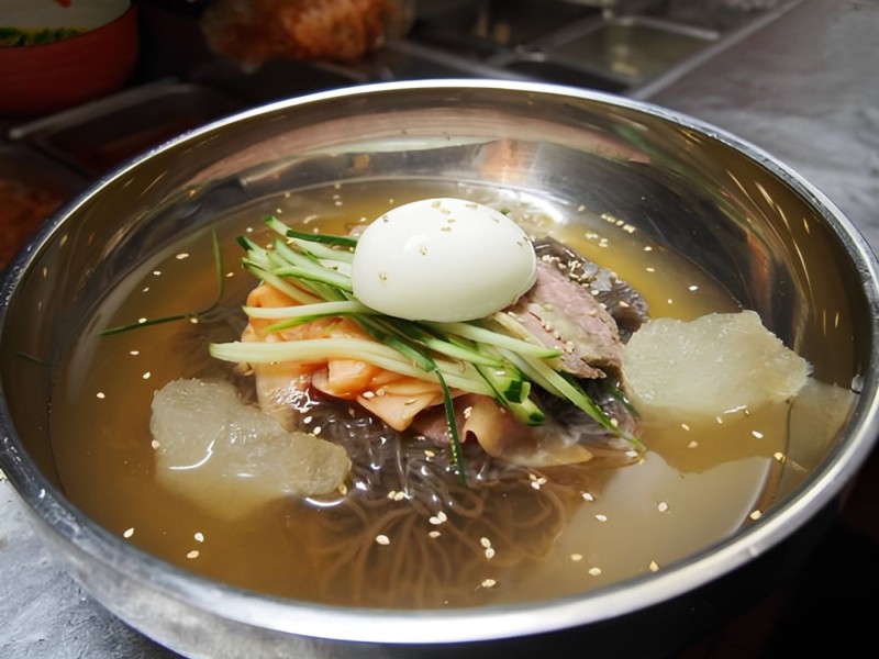 Cold Arrowroot Noodle Soup (칡물냉면)