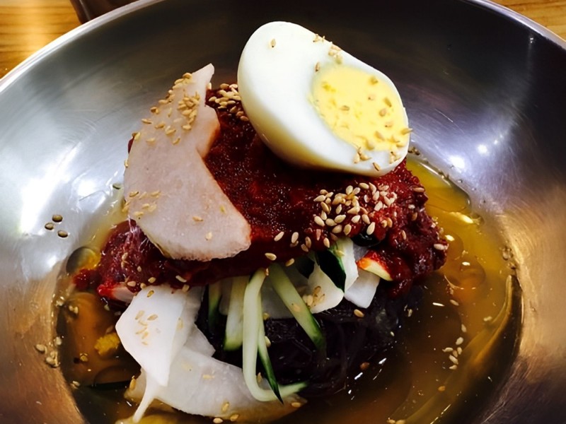  Cold Arrowroot Noodle w/ Spicy Sauce (칡비빔냉면)