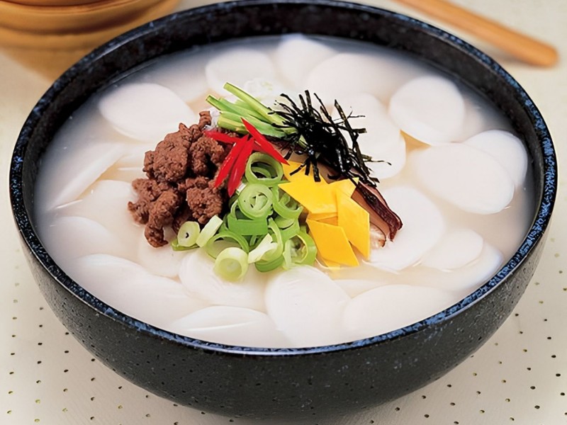Sliced Rice Cake Soup (떡국)