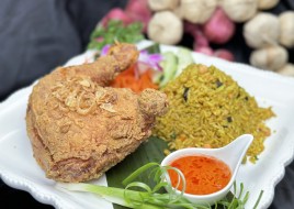 R-7 khow mok kai tod (curry fried rice with fried chicken ) 