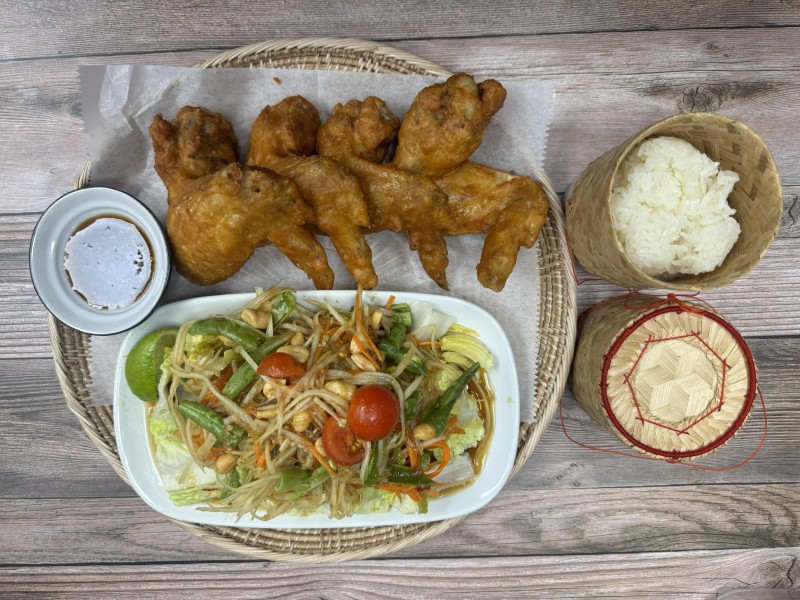 Papaya Salad with Fried Chicken