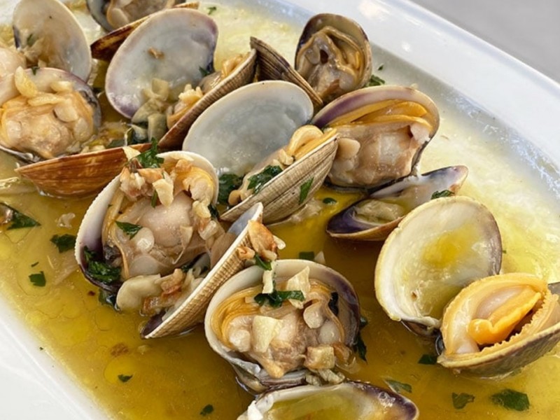 4.Almejas En Salsa De Ajo Appetizer