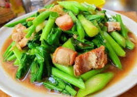 Kale Crispy Pork ( kana moo krob)
