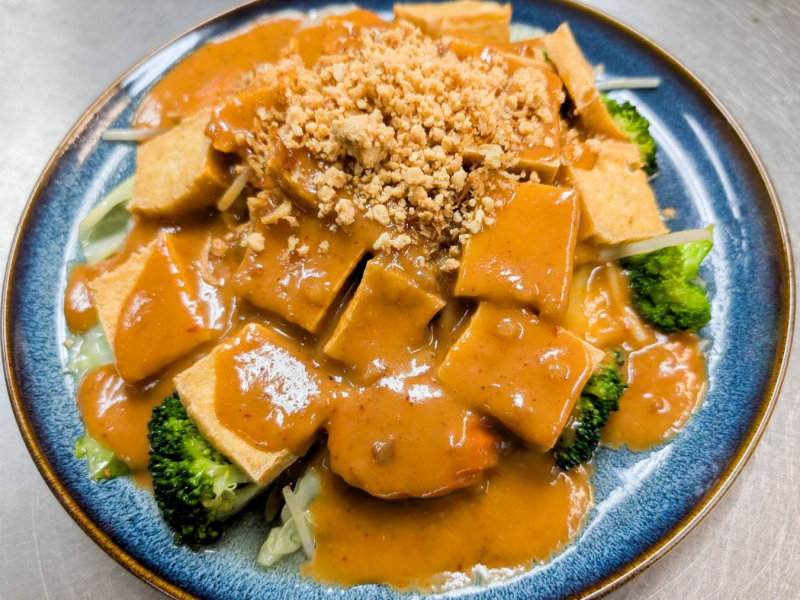 N8. Pra Ram Noodle