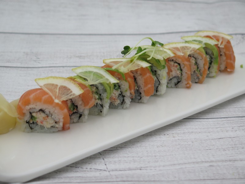 Salmon Avocado Roll (10pcs)