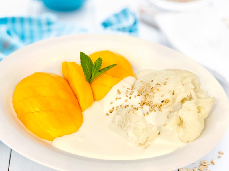 Sweet sticky rice with mango (Seasonal)