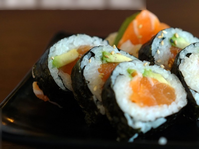 SALMON AVOCADO CUT ROLL