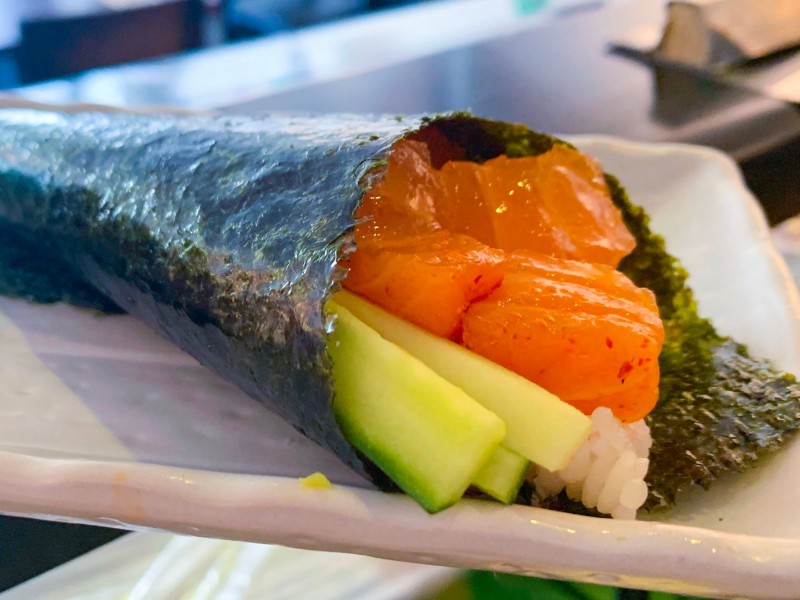 SPICY SALMON HANDROLL