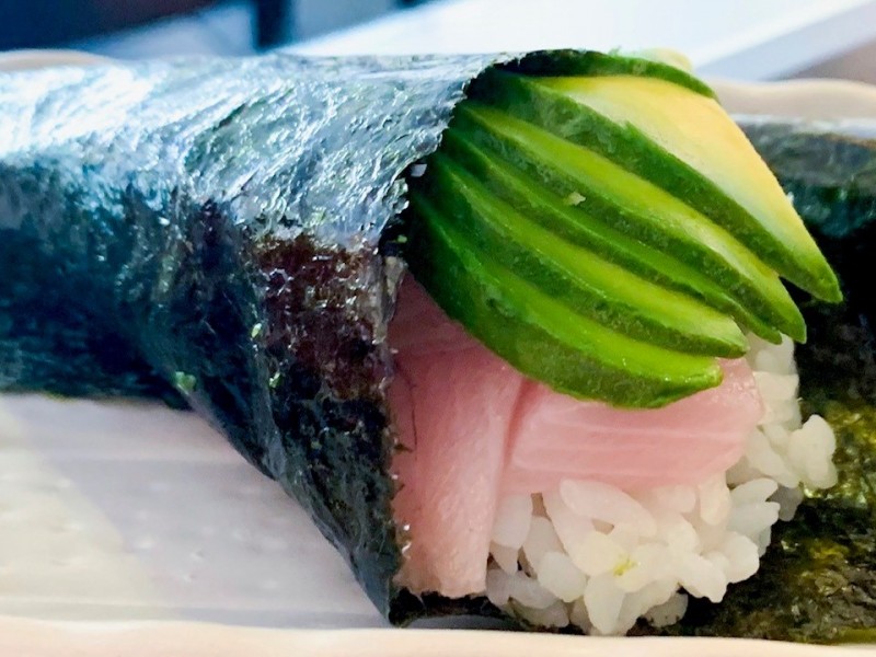 YELLOWTAIL AVOCADO HANDROLL