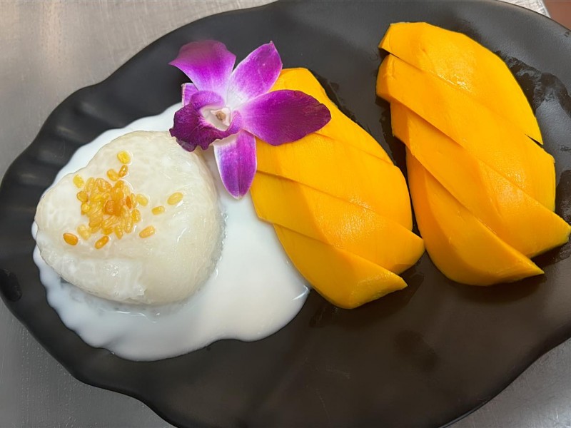 Mango with Sticky rice (Khao Neaw Mamuang)