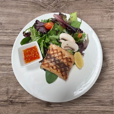 Grilled Salmon Salad (H)