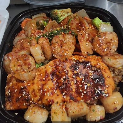 Seafood Lover Includes(8oz salmon,5Jumbo scallops,8succulent shrimp)