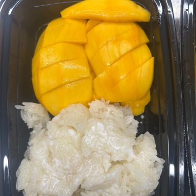 Sweet sticky rice with mango (seasonal)