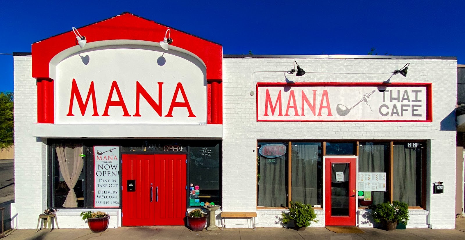 Mana Thai Cafe logo