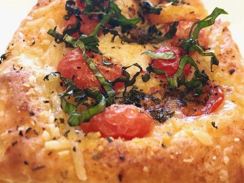 Tomato Basil/ Mozarella Puff Flat (Vegan)