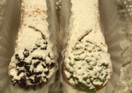Cannoli (1 chocolate chips ,1 pistachios)