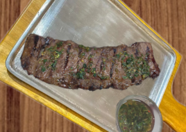 Churrasco al grill con chimichurri/skirt steak with chimichurri