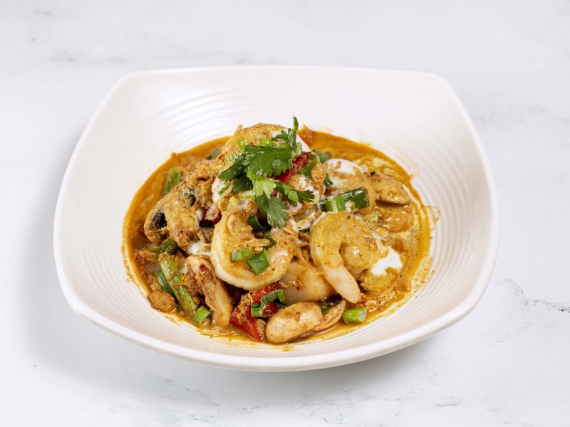 44.Prawns & Scallops Pad Phong Ka Ree